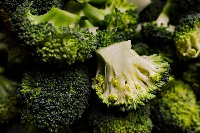 Close-up of fresh green broccoli florets showcasing their natural texture and vibrant color